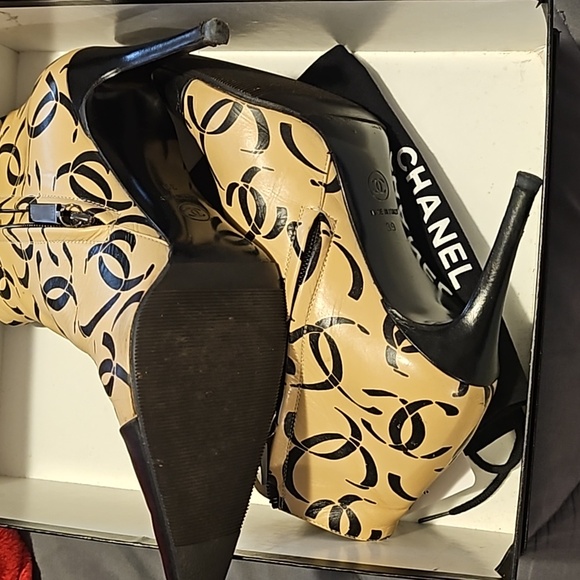 Chanel F/W 2000 runway boots - Picture 15 of 16